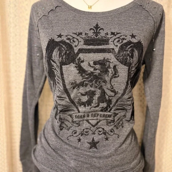 ROCK & REPUBLIC Gray Long Sleeve Crest Lion Studded Top Women's Size S - Picture 2 of 7